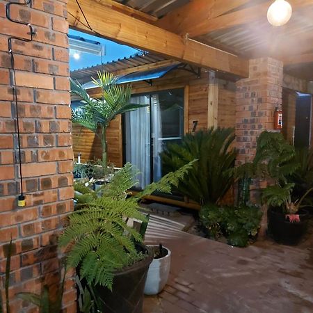 Villa Mariss Guesthouse Kraaifontein Екстер'єр фото