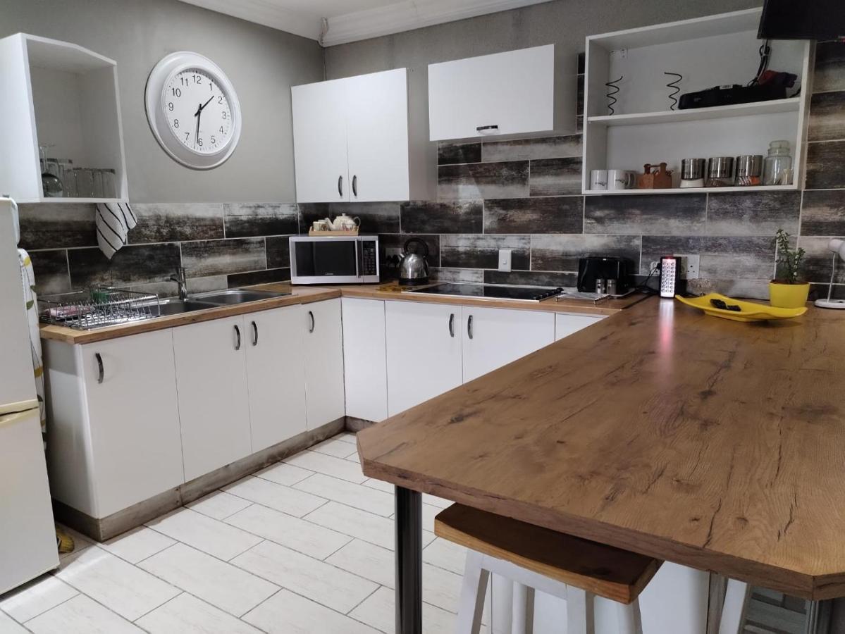 Villa Mariss Guesthouse Kraaifontein Екстер'єр фото