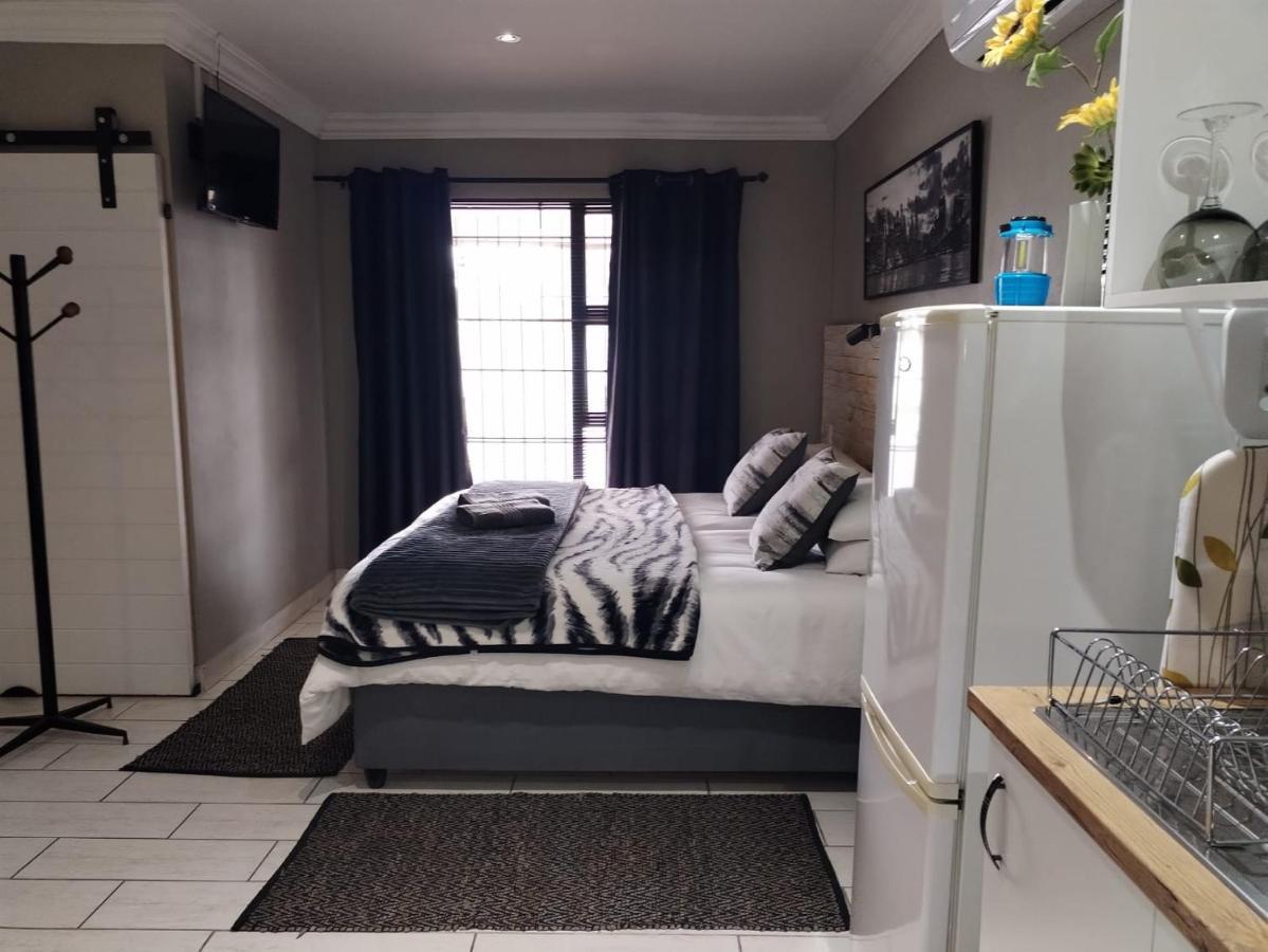 Villa Mariss Guesthouse Kraaifontein Екстер'єр фото