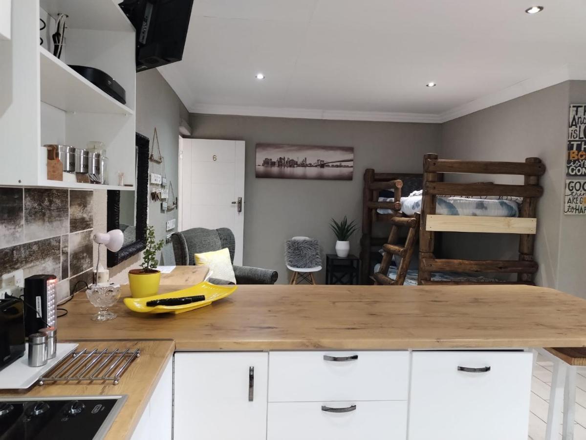 Villa Mariss Guesthouse Kraaifontein Екстер'єр фото