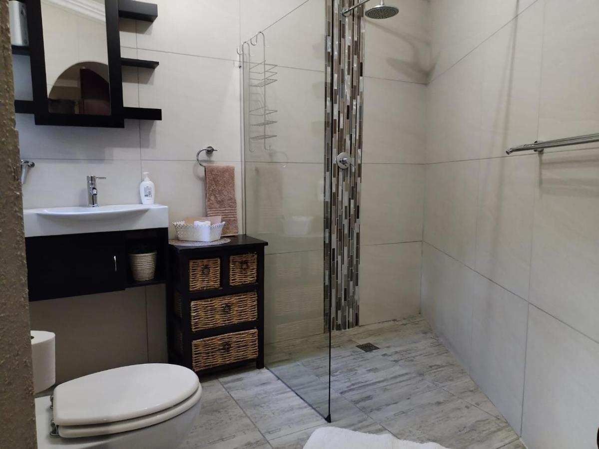 Villa Mariss Guesthouse Kraaifontein Екстер'єр фото