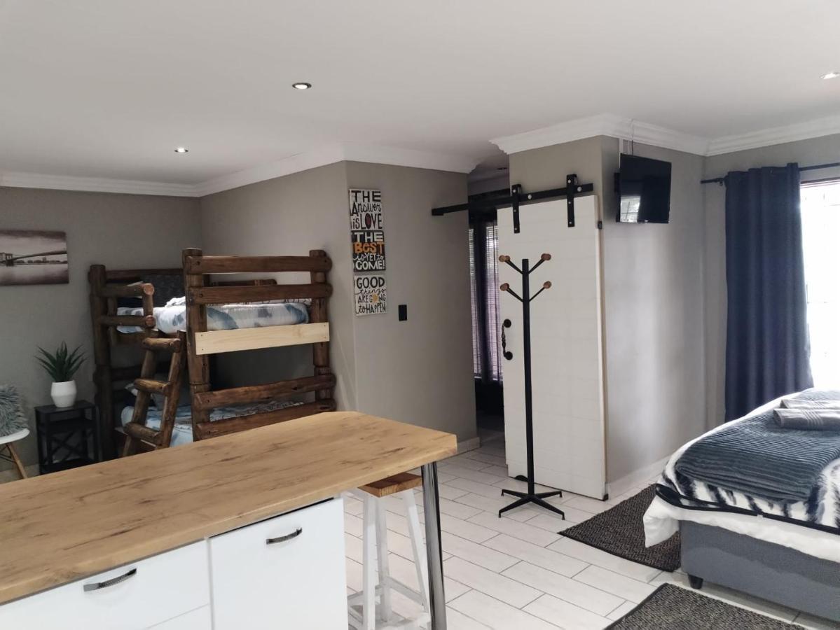 Villa Mariss Guesthouse Kraaifontein Екстер'єр фото