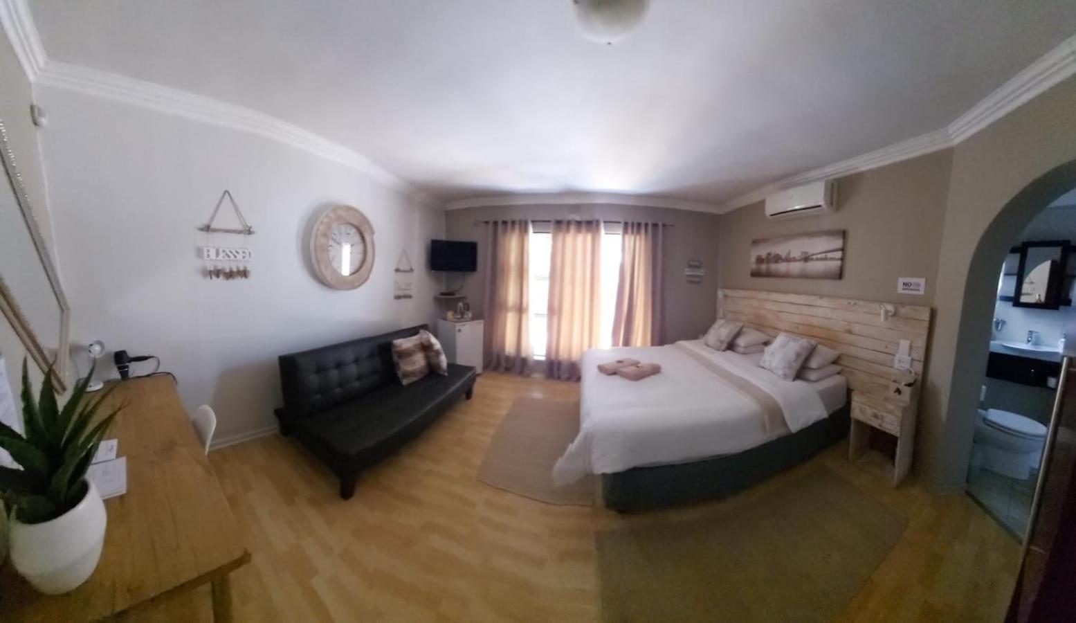 Villa Mariss Guesthouse Kraaifontein Екстер'єр фото