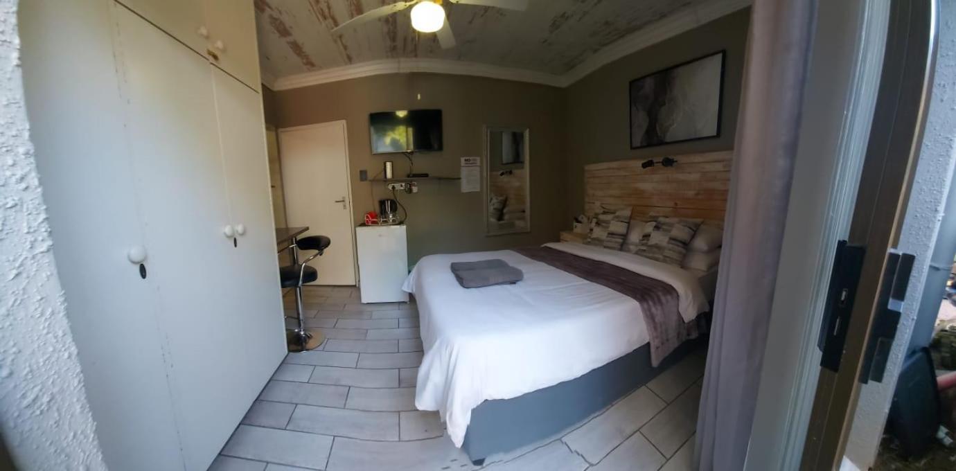 Villa Mariss Guesthouse Kraaifontein Екстер'єр фото